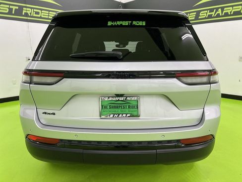 Used 2024 Jeep Grand Cherokee Altitude AWD/4WD image 8