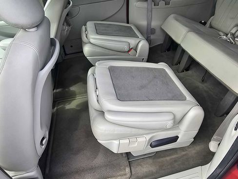 Used 2005 Chrysler Town & Country Touring w/ Leather Interior Group image 12