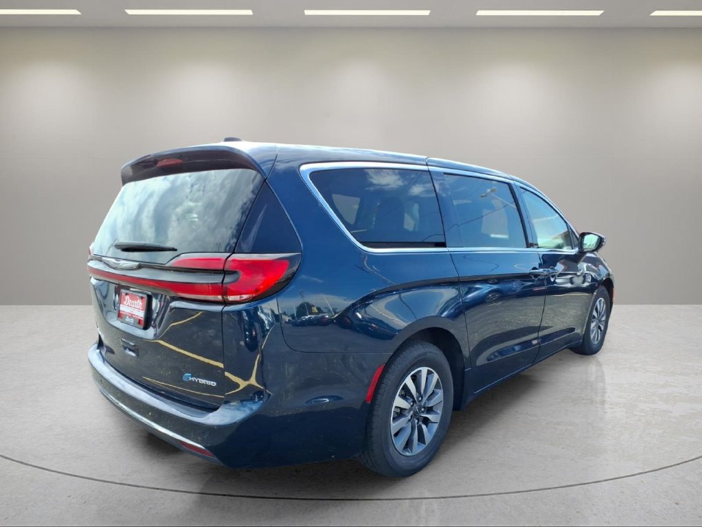 Used 2024 Chrysler Pacifica Limited FWD image 3