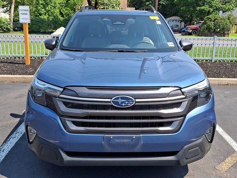 Used 2025 Subaru Forester Premium AWD/4WD image 2
