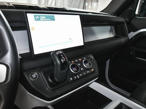 Used 2025 Land Rover Defender 110 S image 38