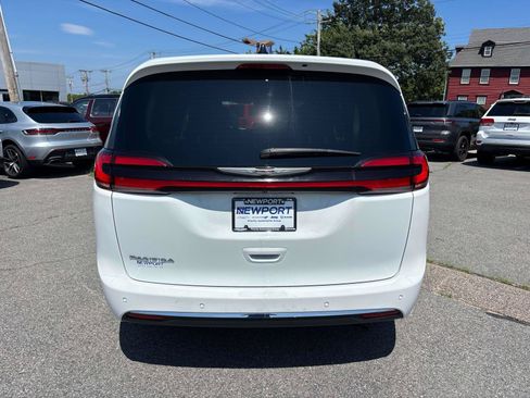 Certified 2024 Chrysler Pacifica Touring-L FWD image 4