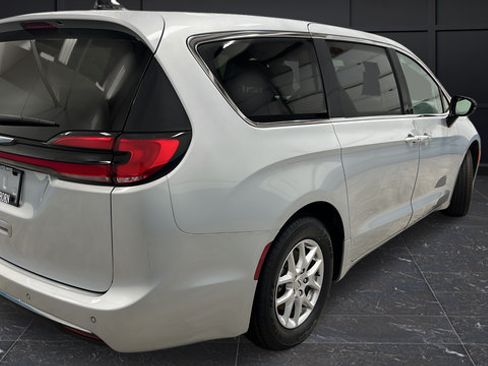 Used 2024 Chrysler Pacifica Touring-L FWD image 8