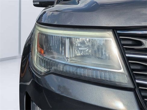 Used 2017 Ford Explorer XLT w/ Equipment Group 202A image 9