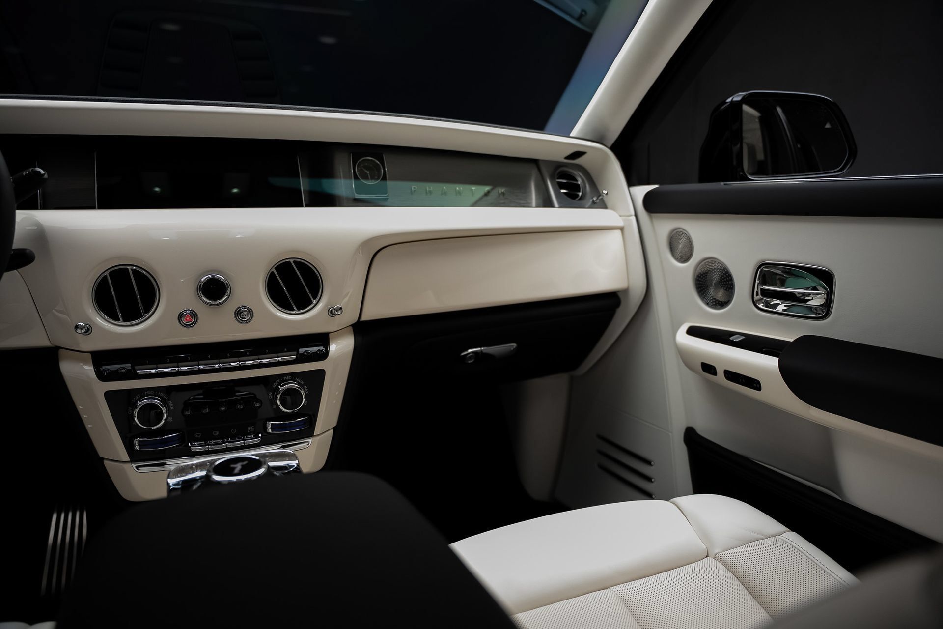 Used 2024 Rolls-Royce Phantom Extended Wheelbase RWD image 40