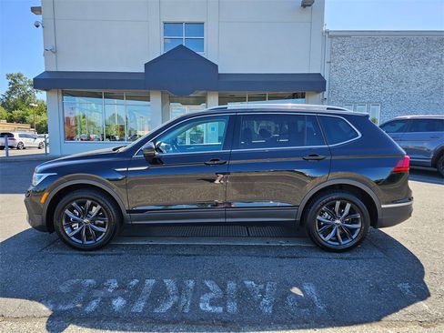 Used 2024 Volkswagen Tiguan SE w/ Panoramic Sunroof Package image 8