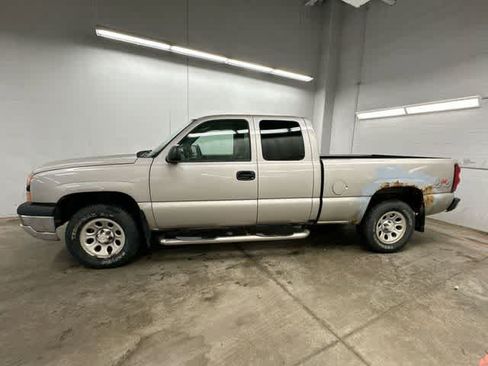 Used 2007 Chevrolet Silverado 1500 W/T w/ Light Duty Power Package AWD/4WD image 2