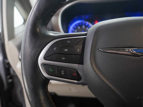 Used 2019 Chrysler Pacifica Touring-L w/ Advanced Safetytec Group FWD image 25