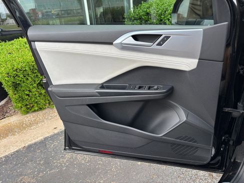 Used 2025 Volkswagen Taos SE image 18