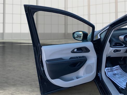 Used 2024 Chrysler Pacifica Touring-L image 18