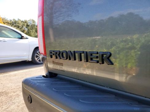 Used 2021 Nissan Frontier SV w/ Midnight Edition Floor Mats image 7