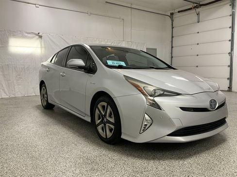 Used 2018 Toyota Prius Three image 4