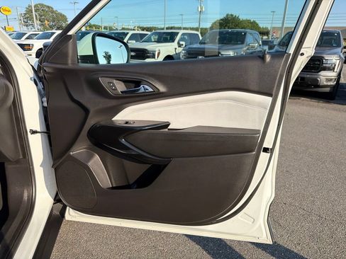 Used 2025 Chevrolet Trax LT FWD image 23