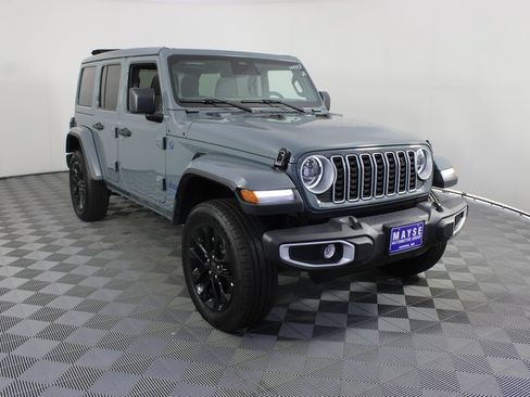 Used 2025 Jeep Wrangler Unlimited Sahara w/ Safety Group AWD/4WD image 24