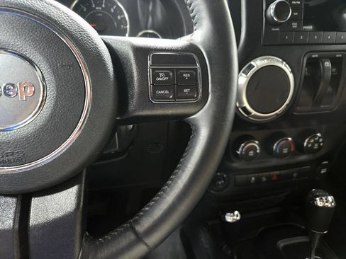 Used 2017 Jeep Wrangler Sahara w/ Connectivity Group AWD/4WD image 15