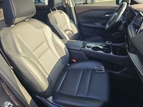 Used 2023 Nissan Rogue SV w/ SV Premium B Package image 18