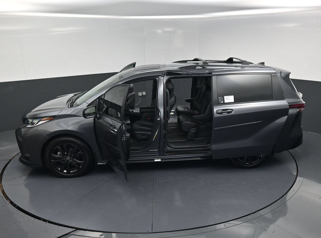 Used 2025 Toyota Sienna XSE w/ XSE Plus Package FWD image 26