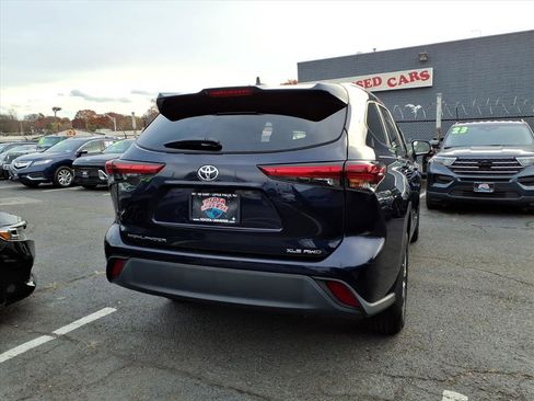 Certified 2023 Toyota Highlander XLE image 6