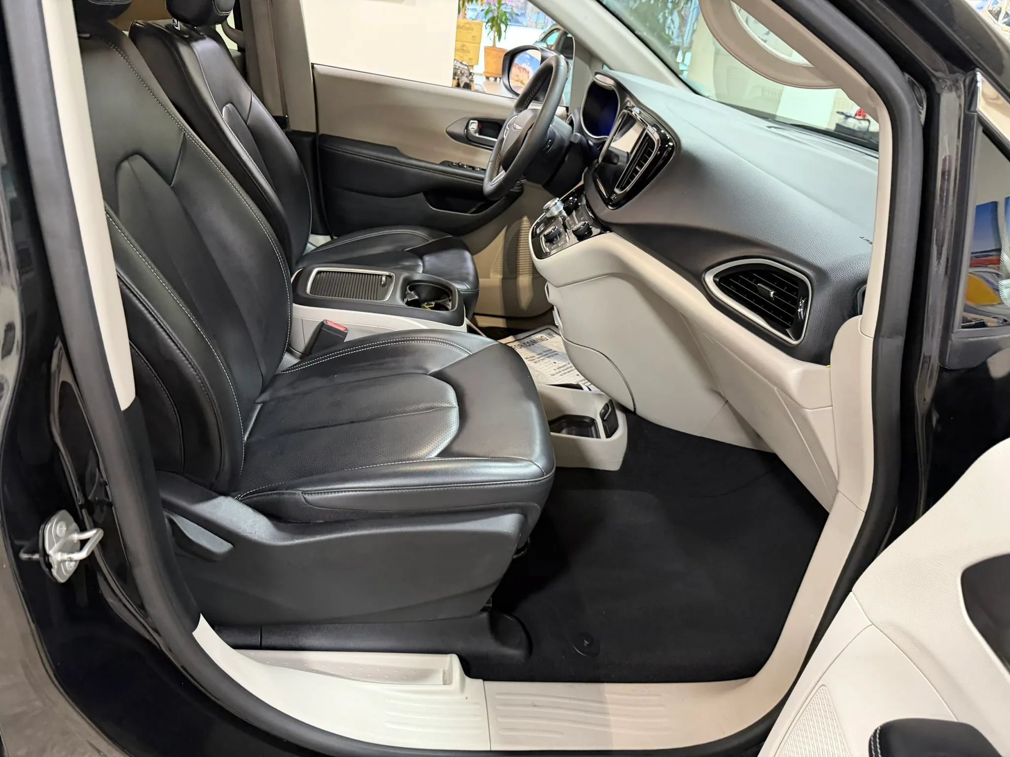 Used 2023 Chrysler Pacifica Touring-L FWD image 27