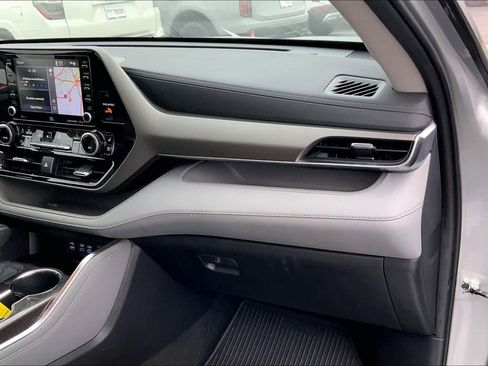 Used 2022 Toyota Highlander Limited image 18
