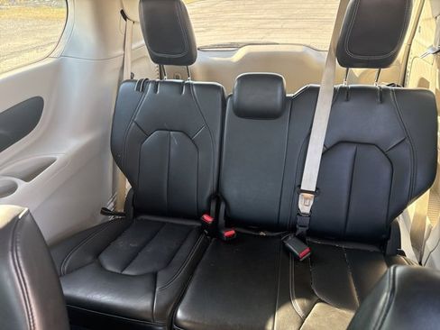 Used 2023 Chrysler Pacifica Touring-L image 10