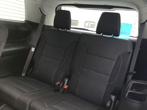 Used 2022 GMC Acadia SLE w/ Driver Convenience Package image 6