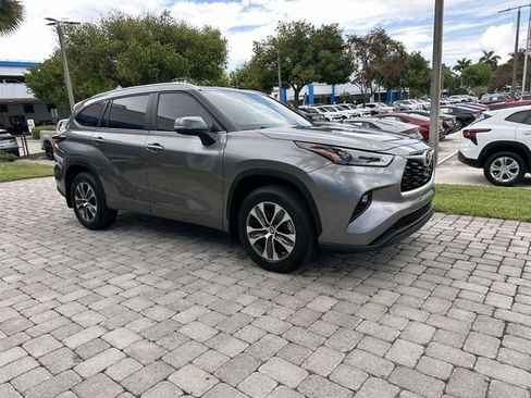 Used 2025 Toyota Highlander XLE FWD image 16