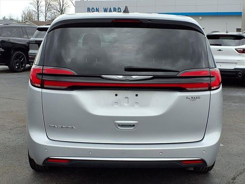 Used 2023 Chrysler Pacifica Touring-L image 15