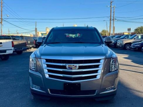 Used 2017 Cadillac Escalade Premium Luxury image 3