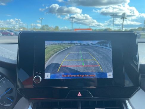 Used 2024 Toyota Venza LE image 21