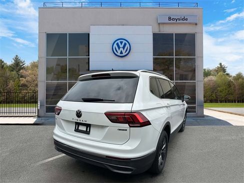 Certified 2022 Volkswagen Tiguan SE w/ Panoramic Sunroof Package image 4