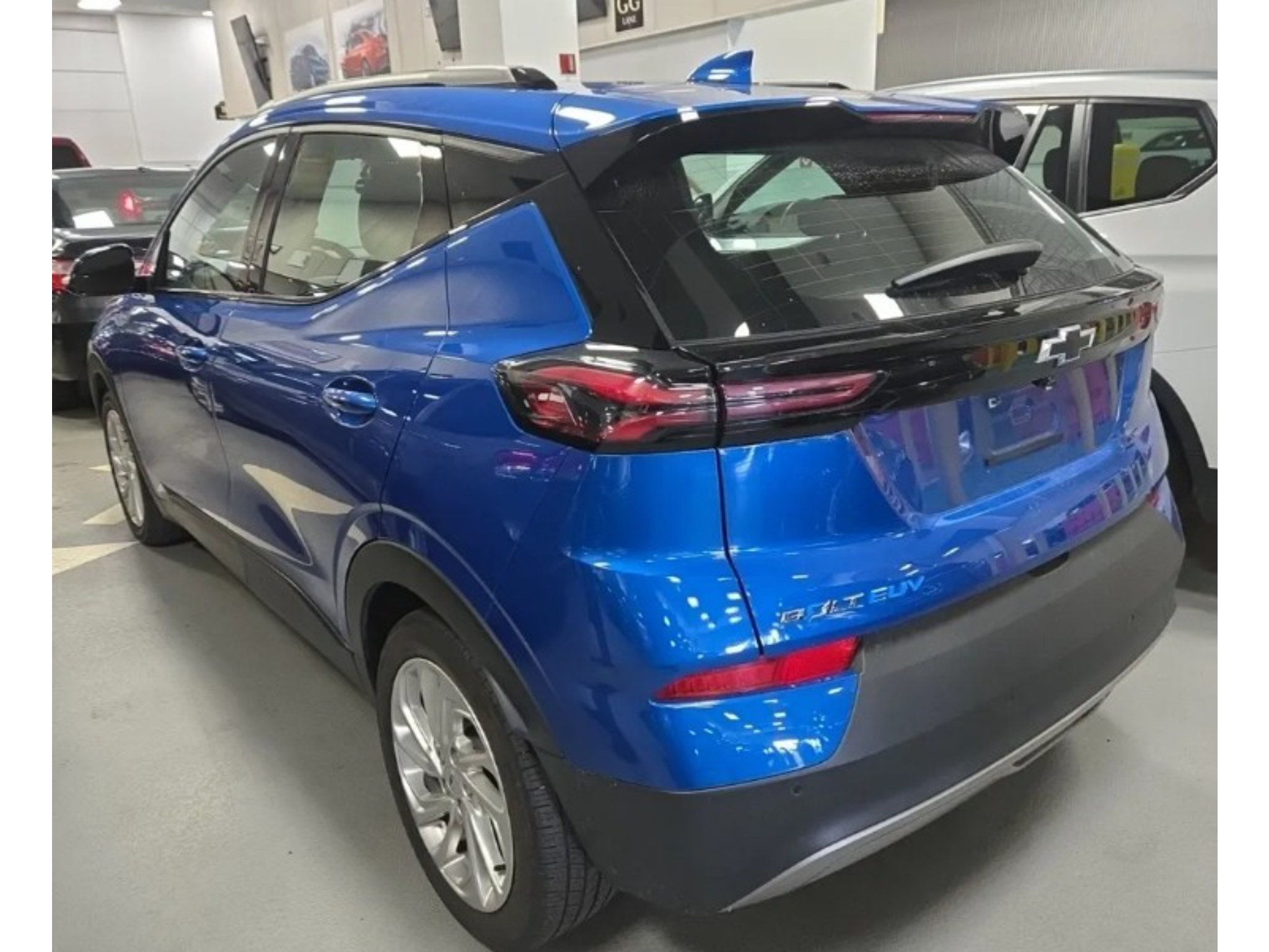 Used 2023 Chevrolet Bolt EUV LT w/ Comfort Package FWD image 4