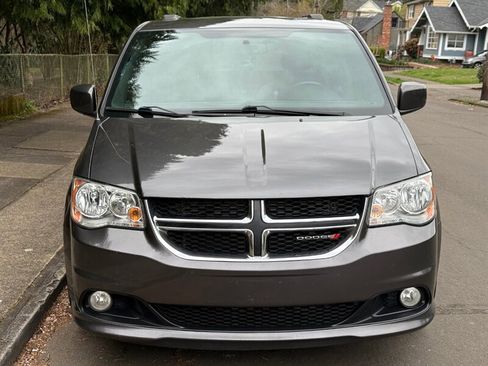Used 2017 Dodge Grand Caravan SXT image 4