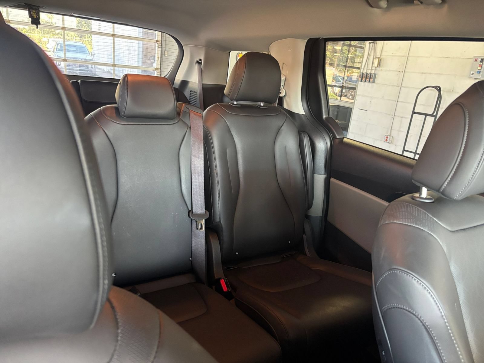 Used 2026 Kia Carnival FWD image 39