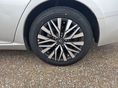 Used 2025 Nissan Altima 2.5 SV image 9