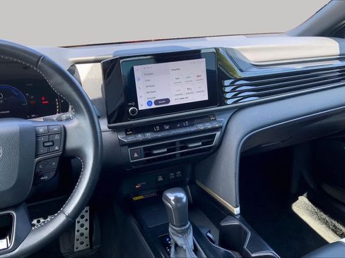 Used 2025 Toyota Camry SE FWD image 7