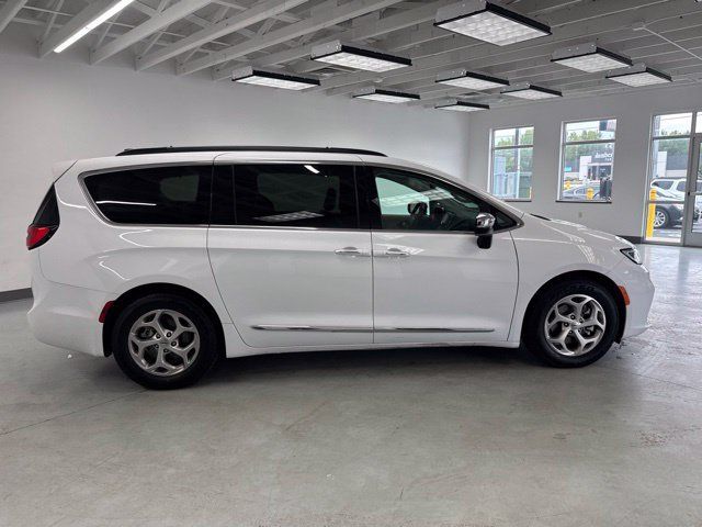 Used 2023 Chrysler Pacifica Limited FWD image 16