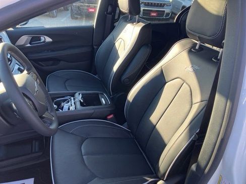 New 2026 Chrysler Pacifica Limited w/ S Appearance Package image 12