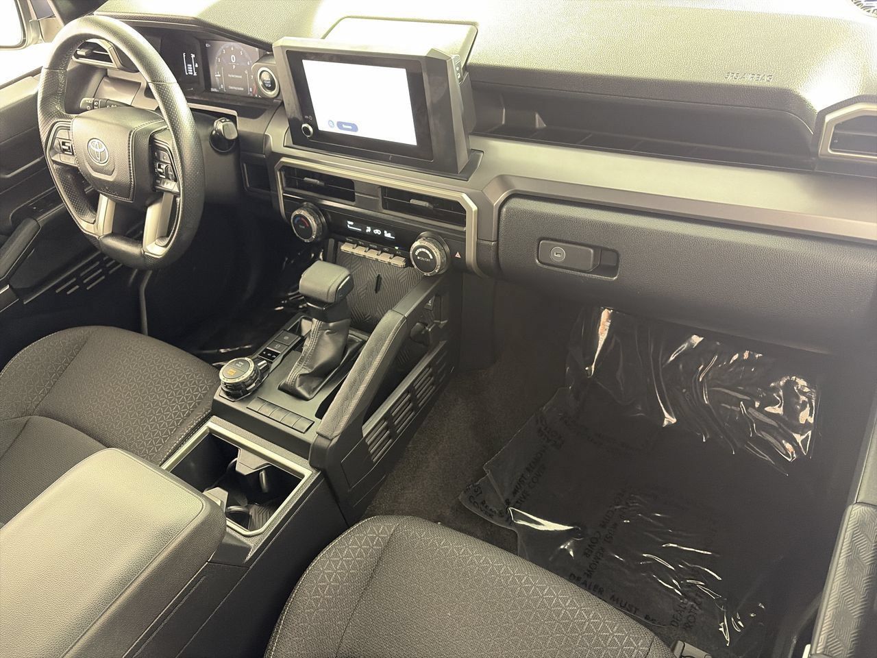 Used 2025 Toyota 4Runner SR5 AWD/4WD image 25