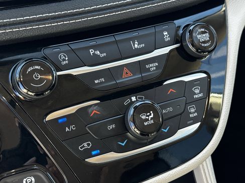 Used 2023 Chrysler Pacifica Limited image 20