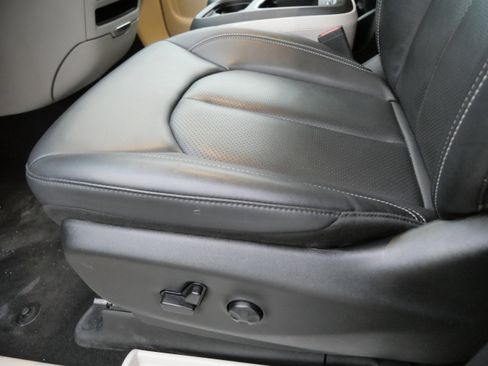 Used 2024 Chrysler Pacifica Touring-L image 20