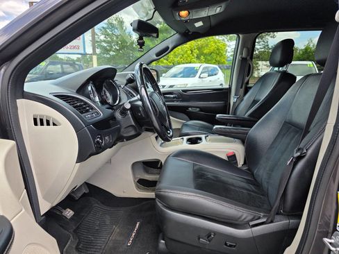 Used 2017 Dodge Grand Caravan SXT image 8