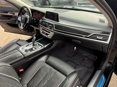 Used 2022 BMW 740i w/ Premium Package image 18