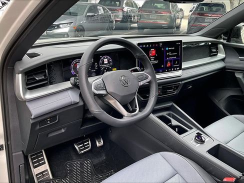 New 2026 Volkswagen Tiguan SE R-Line FWD image 8