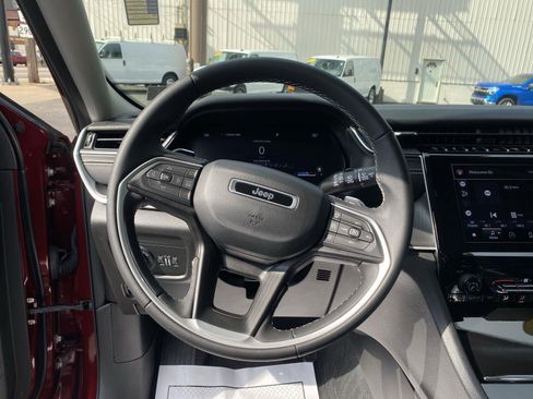 Used 2023 Jeep Grand Cherokee Laredo image 31