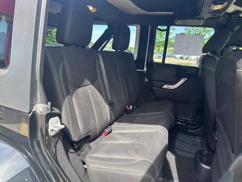 Used 2016 Jeep Wrangler Unlimited Sahara w/ Connectivity Group AWD/4WD image 12