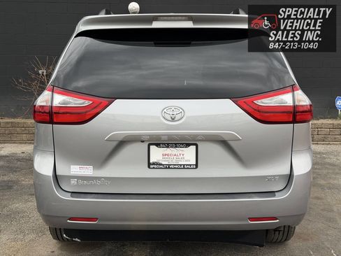Used 2017 Toyota Sienna XLE image 9