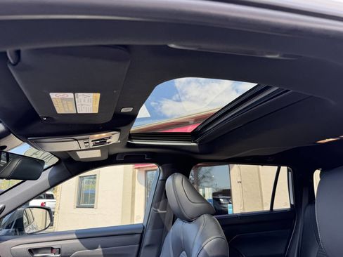 Used 2024 Toyota Highlander XSE AWD/4WD image 3