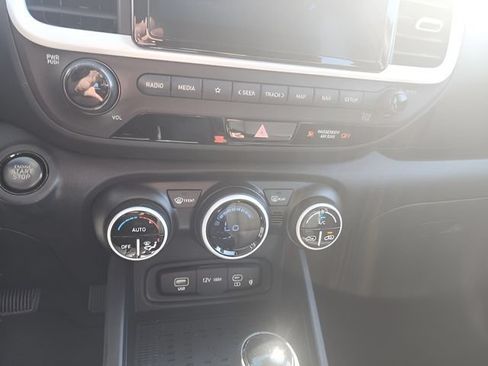 Used 2024 Hyundai Venue Limited FWD image 23