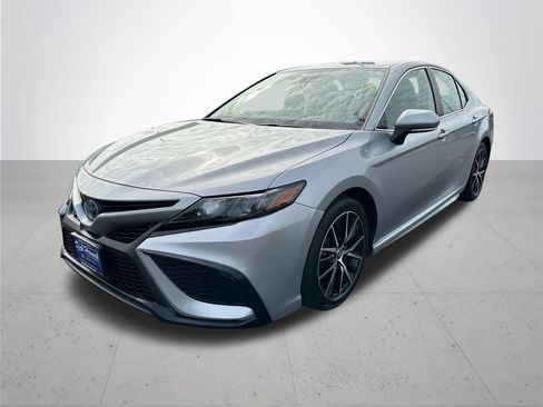 Used 2023 Toyota Camry SE FWD image 2